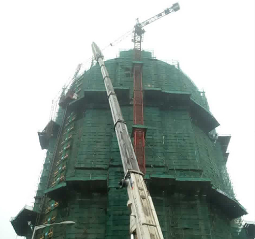 乌审吊车在工地上作业